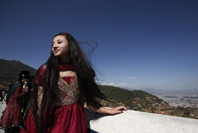 尼泊尔“活女神”双脚不能沾地，初潮就退位，无人敢娶