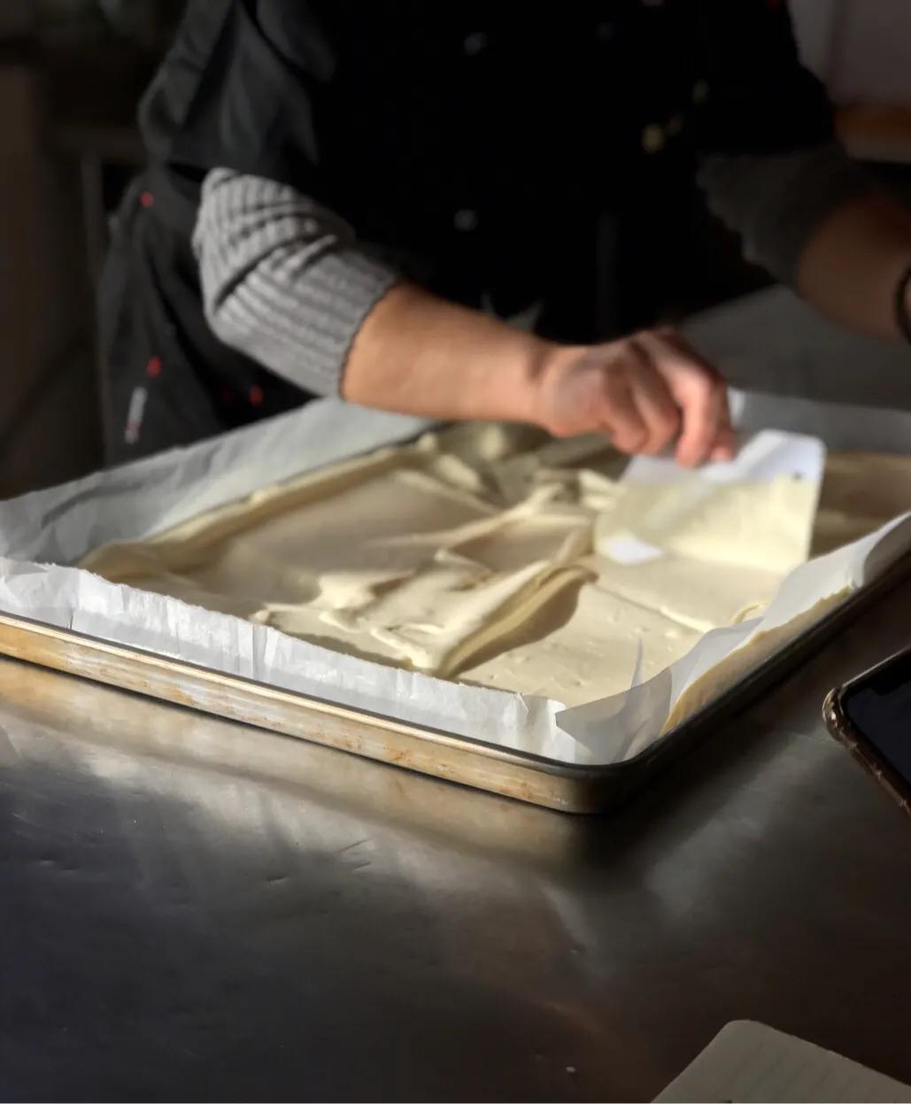 如何自制戚风蛋糕卷,草莓酱戚风蛋糕卷做法烤箱