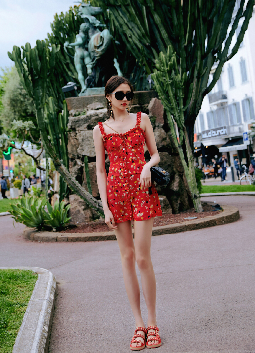 关晓彤22岁生日晒自拍,凤囚凰关晓彤露香肩