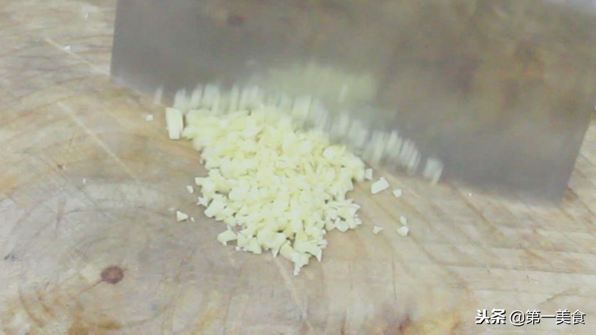 如何做出的排骨特别的香酥软烂,焦香排骨的详细做法