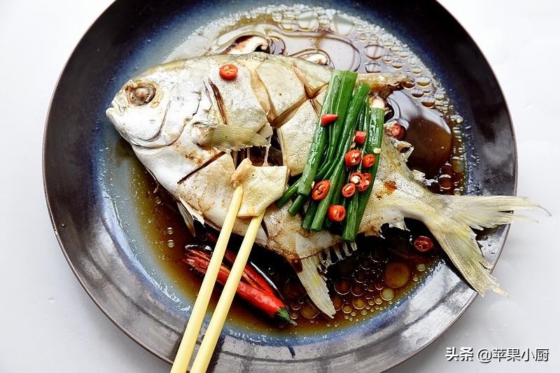 鲳鱼怎么蒸好吃又简单,清蒸鲳鱼香菇