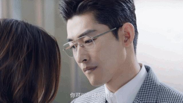 倪妮泳装露齿笑又迷倒一票人！湿法风格突然走火，牙白才敢这样玩