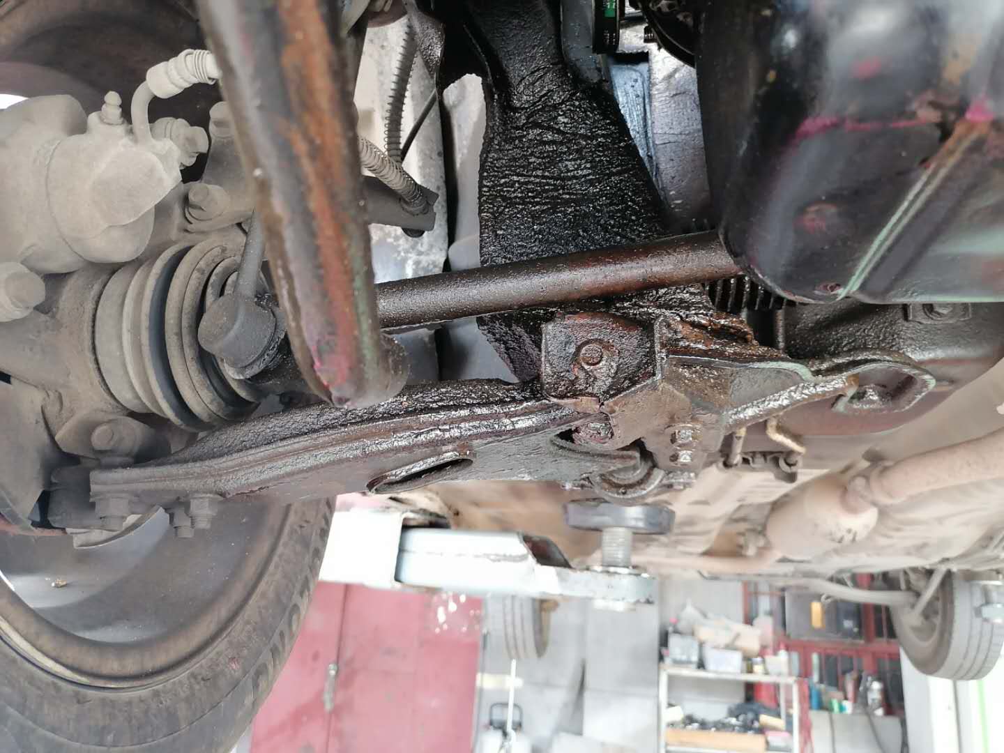 发动机漏油损伤皮带,发动机皮带断裂堵塞油底壳