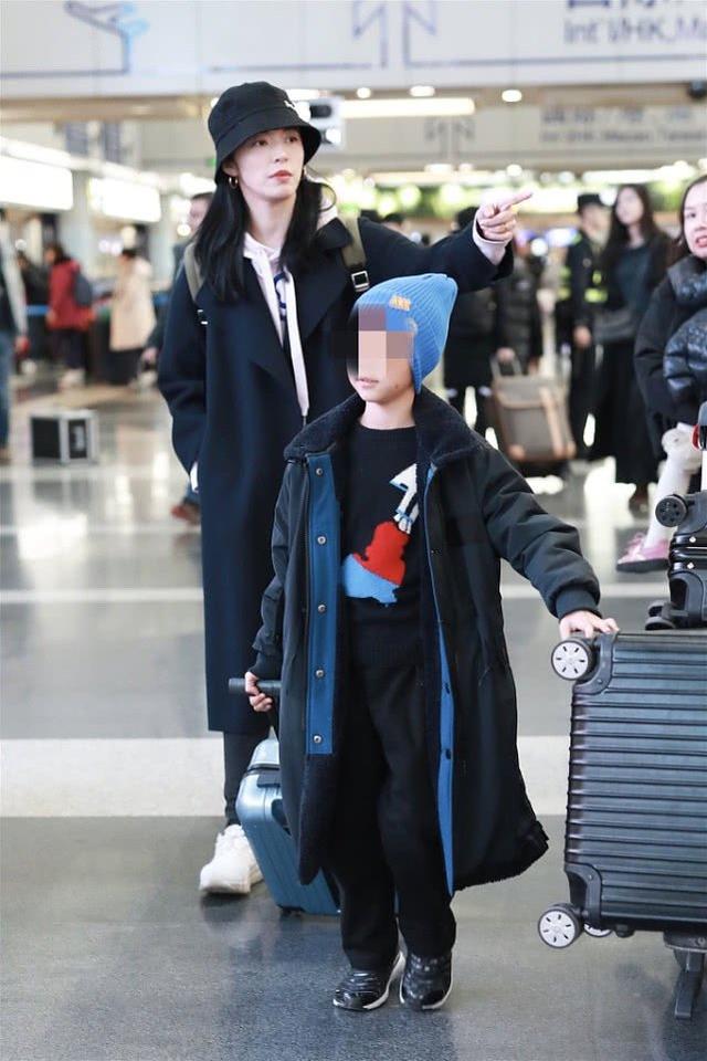 姚晨跟儿子在机场，小土豆呆萌的表情变潮男，这小嘴巴跟妈太像了