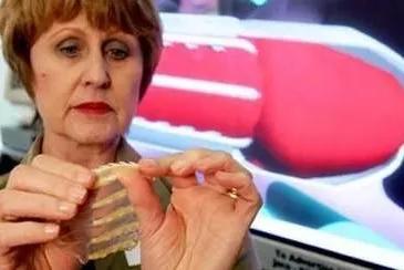 她设计了款防狼安全套获好评，然而十多年了，依然筹不到钱生产