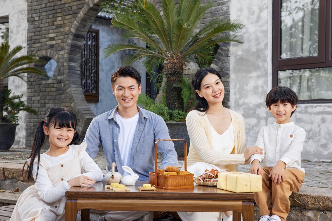 中秋职工暖心福利,浓浓中秋情为职工发月饼