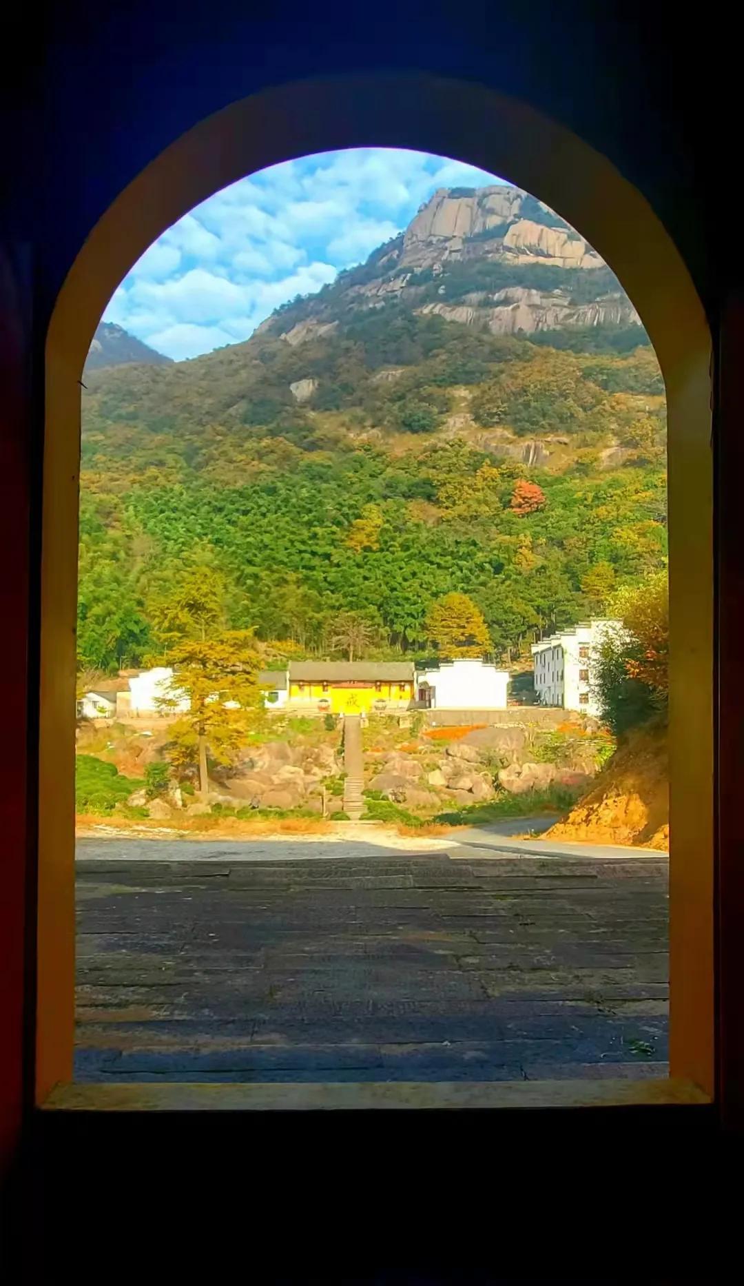 袈裟披肩不染凡尘：我的出家和回家之路