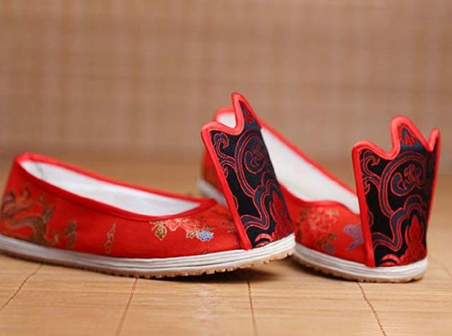 古人鞋子前面翘起来的叫什么,古人的鞋子为什么都是鞋尖朝上的