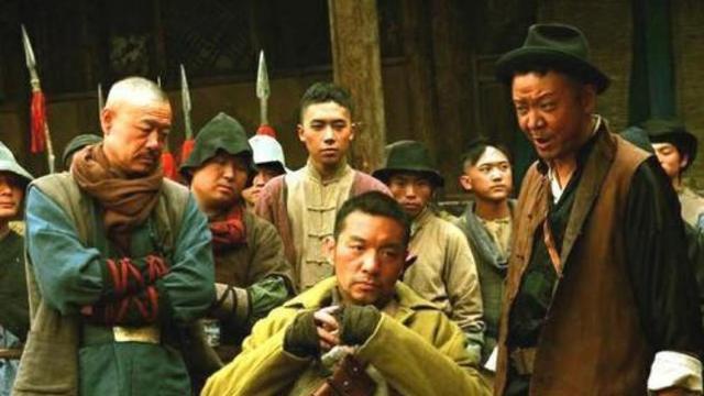 女儿收拾父亲遗物，发现一张“破烂奖状”，原来父亲是特等功臣