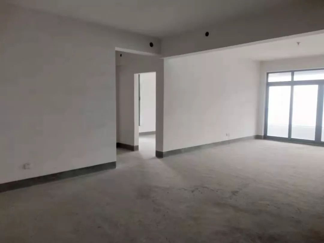 稀缺125平大三房中间楼层急售好房,精装房源急售地铁口三房