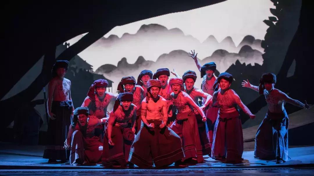 歌颂祖国,战象献礼!3.8m巨型“偶象”跳出课本