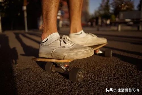 怎么系鞋带才能让鞋带系得更紧实 (教你如何系鞋带最全鞋带穿孔技巧)