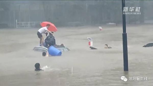2人驾车涉水遇难涉水自救有诀窍,车辆涉水后人员该如何自救逃生
