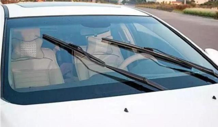为什么出车祸后雨刮都会动,车祸过后雨刮器不停的摆动