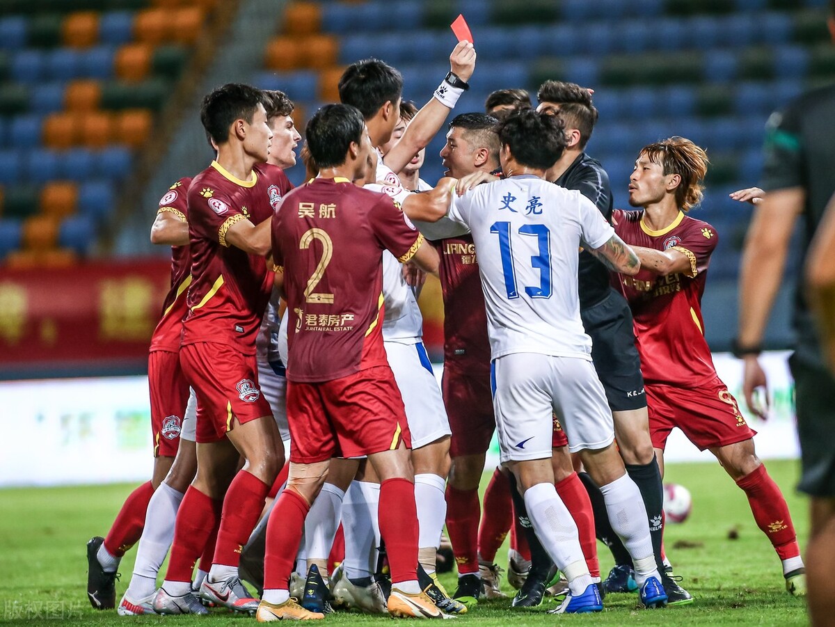 场上形势对己方有利，为什么控制不住情绪，居然向裁判爆粗口动手