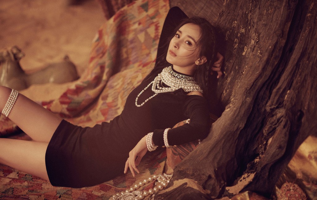 杨幂银色长款v领紧身裙 (杨幂一袭黑皮短裙亮相潮味十足)