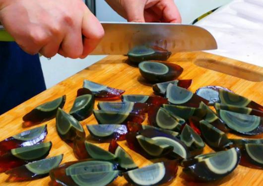 凉拌皮蛋怎么调调料,凉拌皮蛋煮熟有股腥味