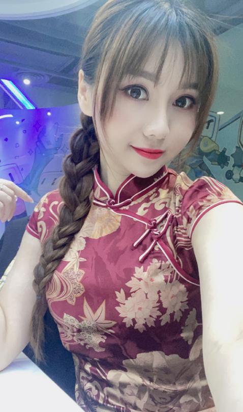 为什么女解说不能穿黑丝了？这是电竞规矩，玩家：穿旗袍不也行吗