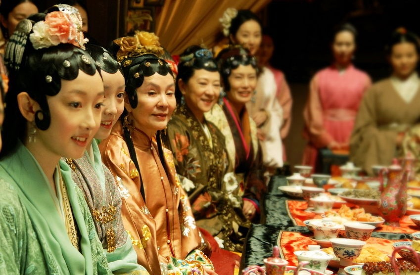 我家那小子于小彤从背后抱陈小纭,于小彤先跟海陆还是陈小纭在一起