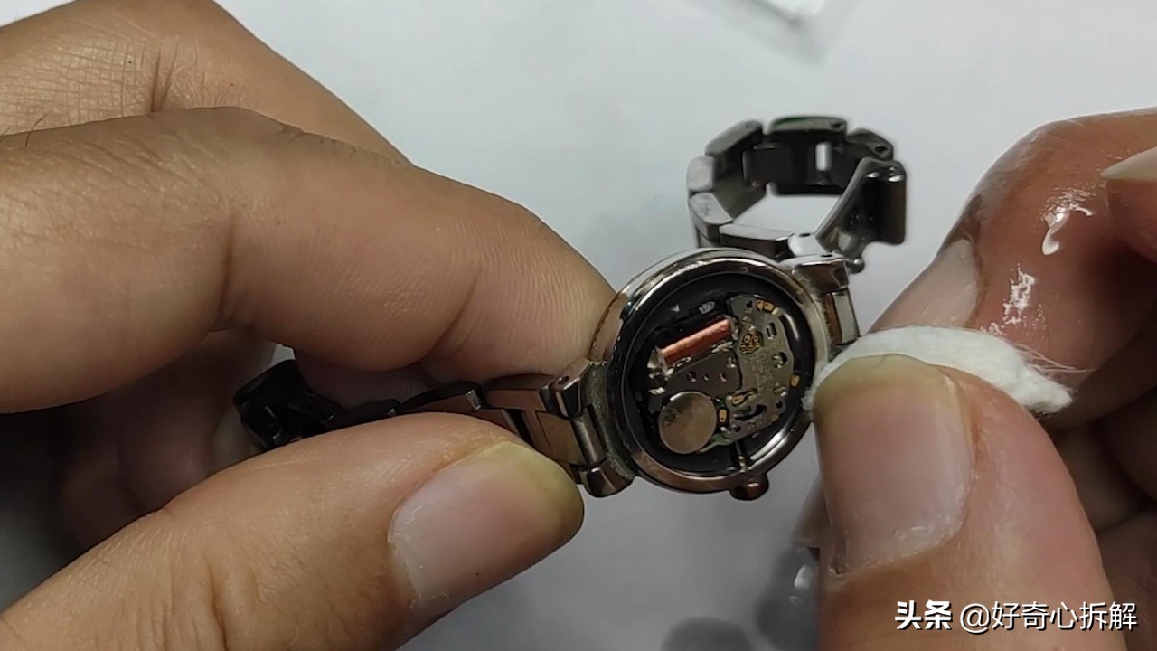 西铁城光动能手表如何自己换电池,西铁城石英表光动能bm746118a