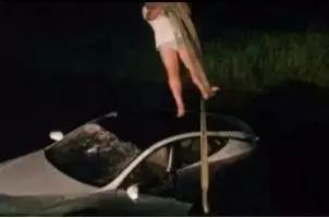 儿子违法被处罚父亲暴打警察后续,男子暴打母亲儿子当街暴打父亲