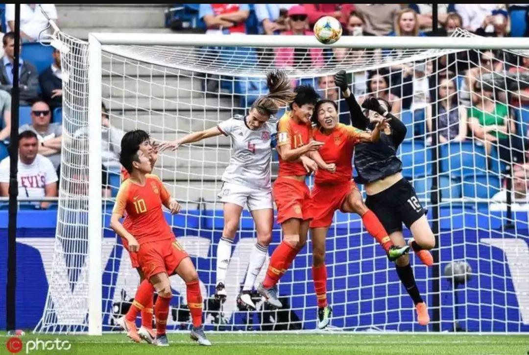 女足守门员九次精彩扑救,女足拼命救球