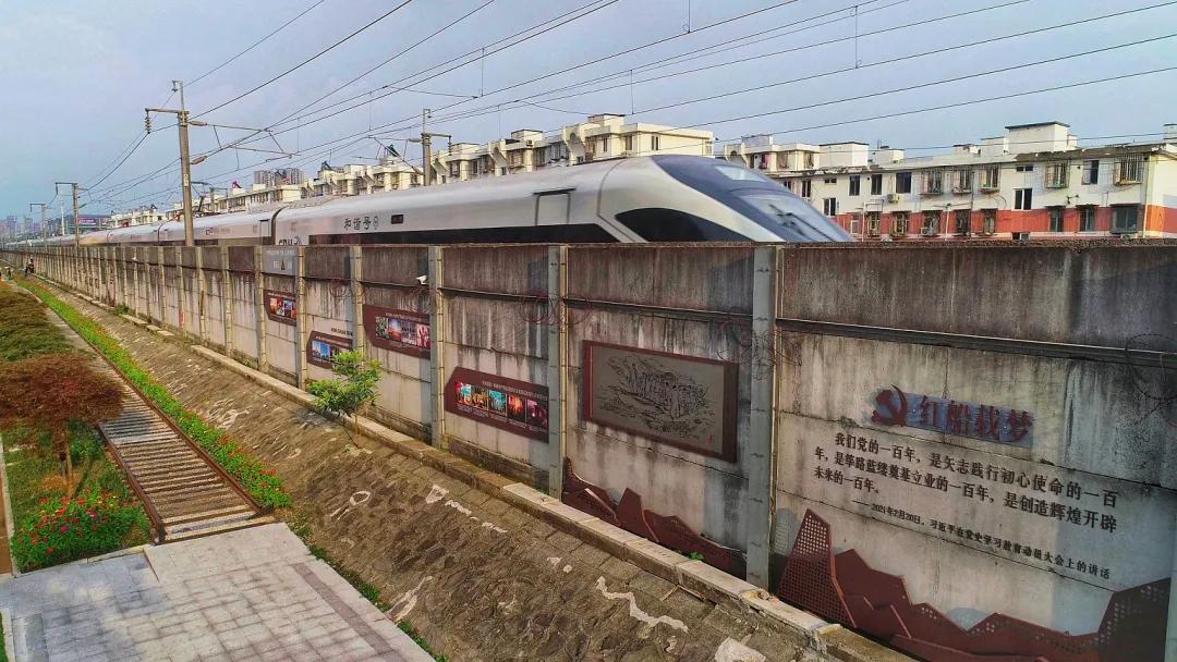 高铁沿线100米拆除违建,高铁旁边违建怎么举报