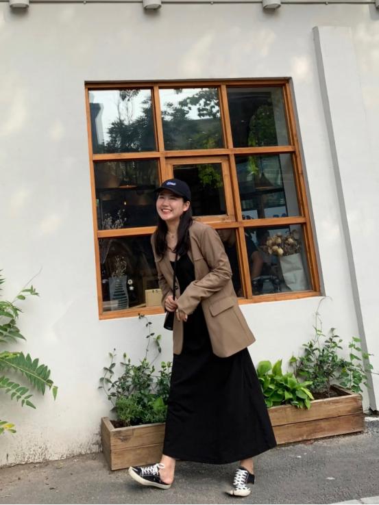 大码显瘦春季长款风衣搭配,时尚长款风衣搭新款牛仔裤