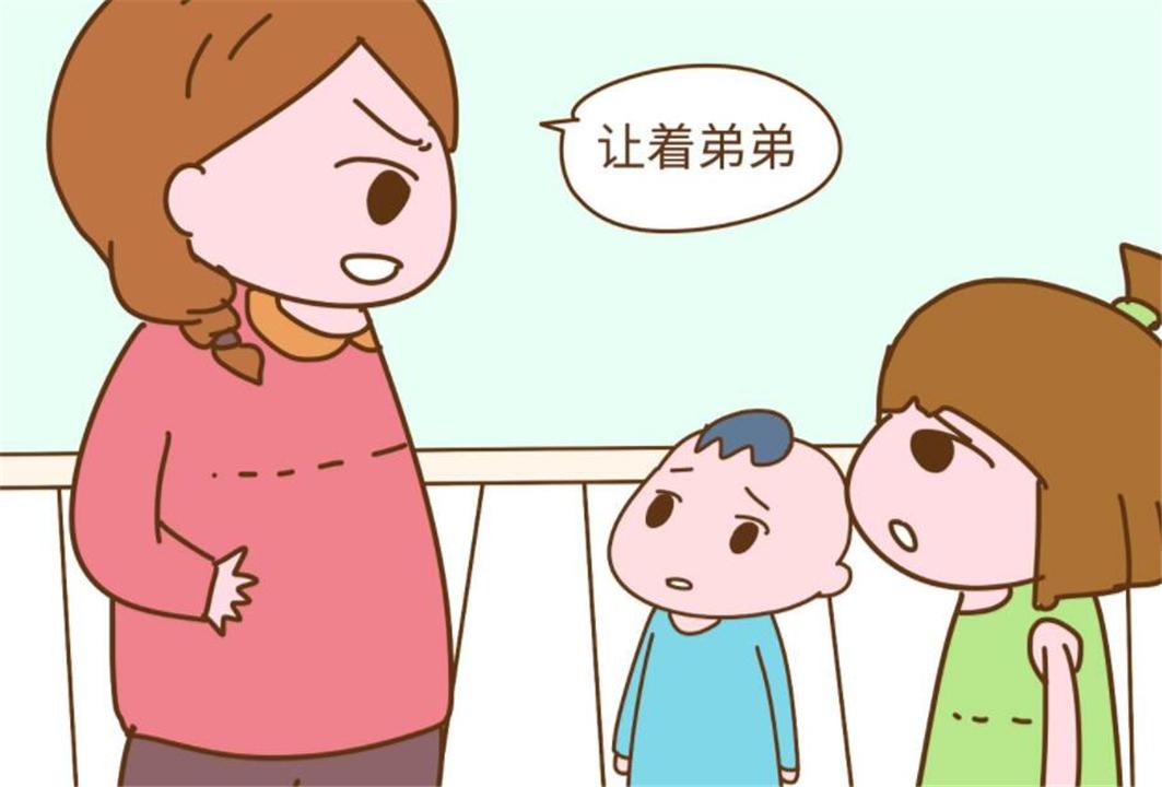 弟弟太顽皮，天天“欺负”姐姐，妈妈却不理会，网友：该打了