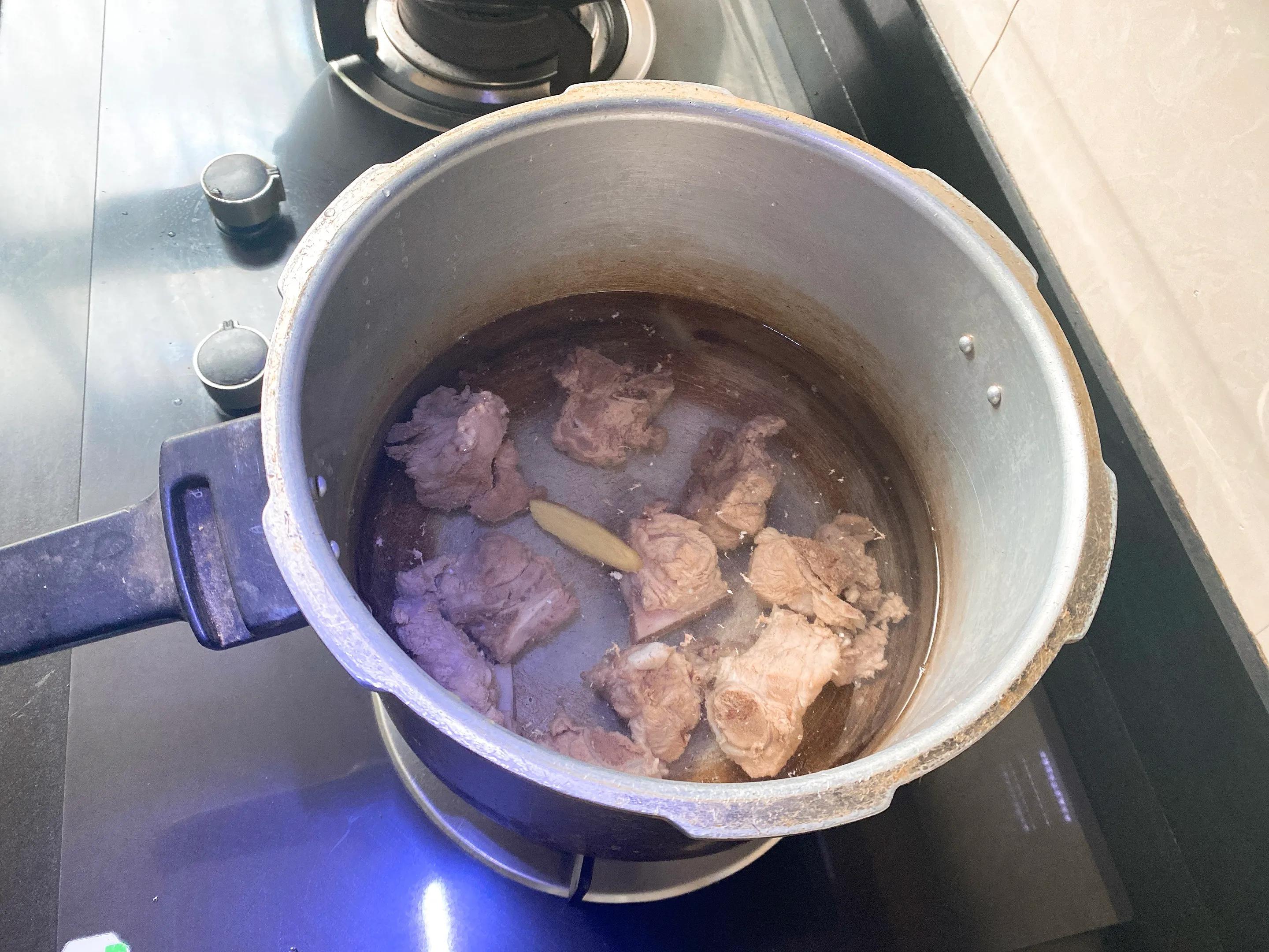 玉米排骨莲藕汤放多少排骨,玉米莲藕排骨汤先放什么