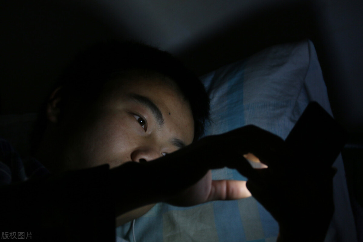 总是睡不着胡思乱想吃什么药,深夜睡不着总是胡思乱想怎么办