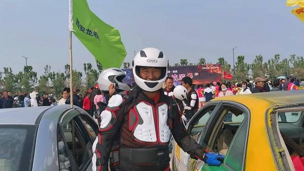 中国首届撞车大赛在西安阎良石川河极限运动中心隆重举行