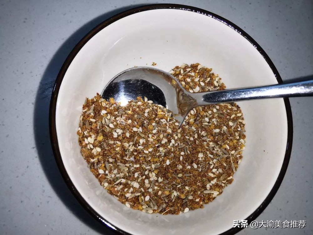 热门小吃摆摊烤面筋的做法,烤面筋也是很火爆的街边休闲小吃