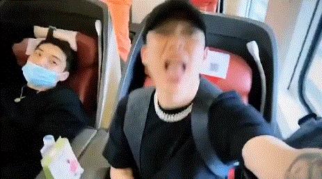 PGone复出受挫，现身酒吧表演不准上台，唱十分钟被骂到退场