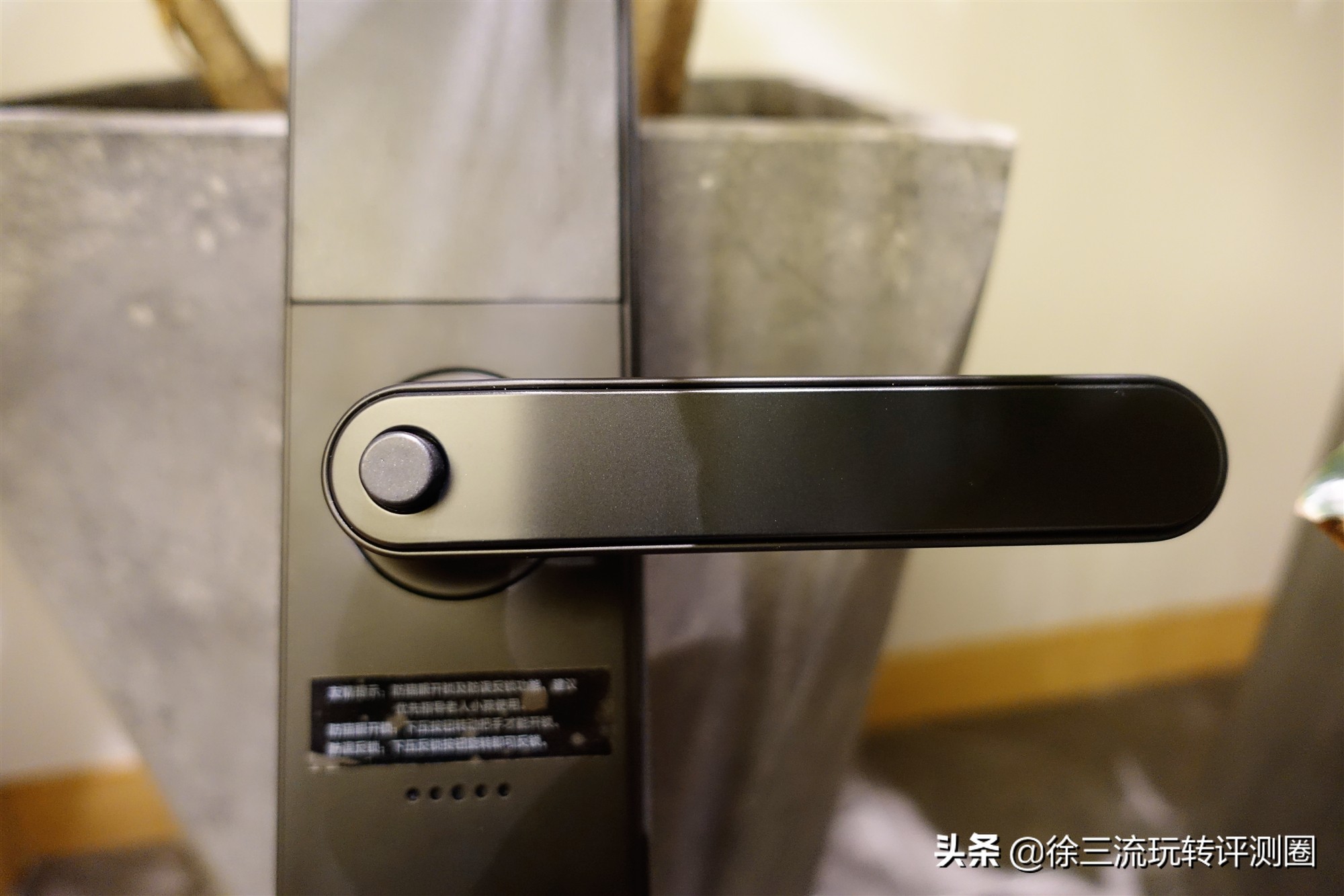 这把指纹锁不得了，内置天猫精灵AI模块，说句话就能开锁