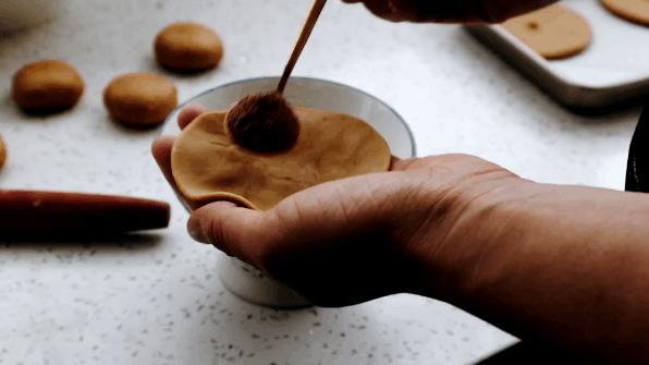 一碗面粉一种糖，教你做家庭版“红糖肚脐饼”，甜而不腻焦香酥脆