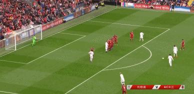 利物浦米兰慈善赛,老人看球赛哭了