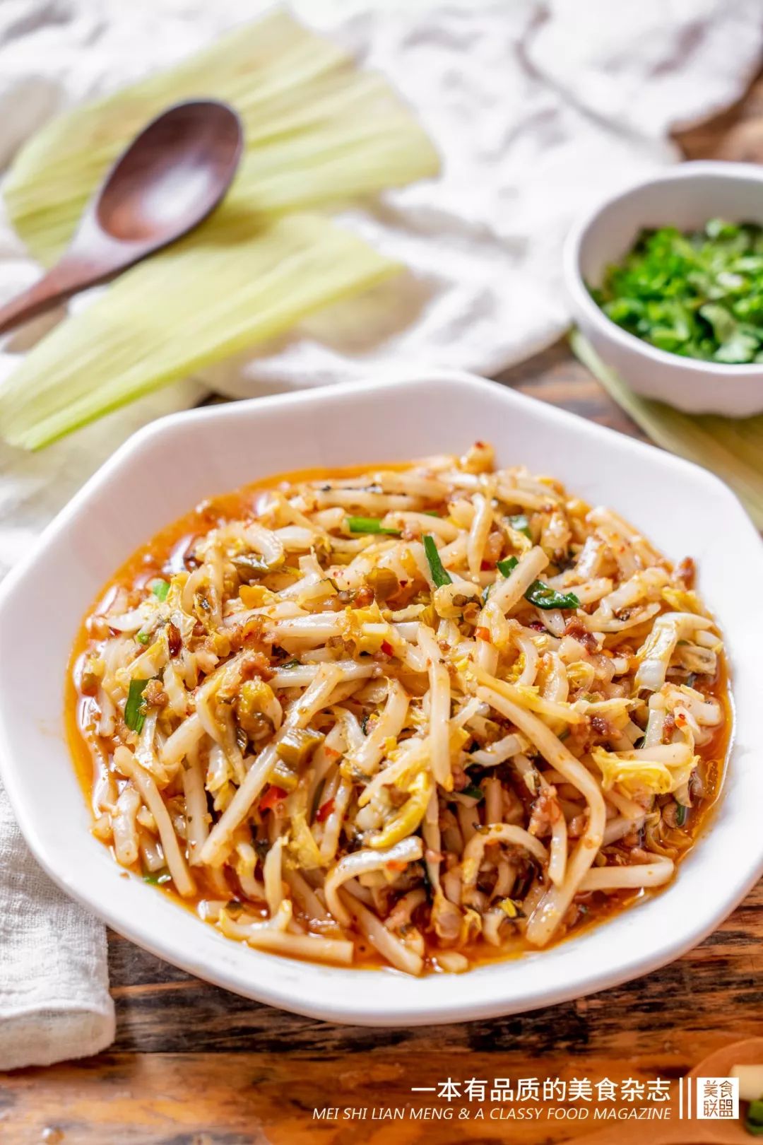 大叔自创鸡蛋饼从2元卖到10元,小伙摆摊卖了3年鸡蛋饼