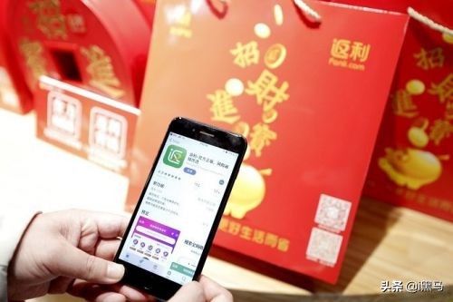 返利网智慧零售年货季：联手来伊份开“迎盒神”主题店