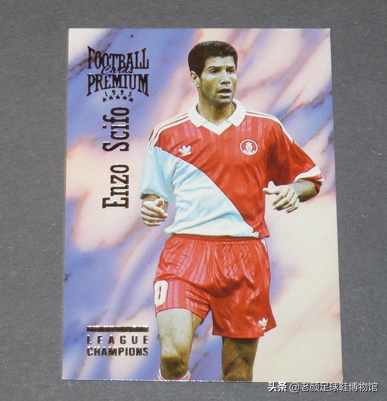 第一个穿白球鞋的球星,马拉多纳南非世界杯场边秀脚法