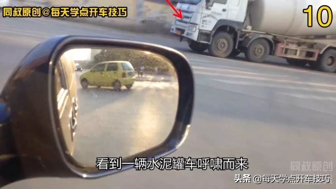 丁字路口直行为黄灯怎样通过,十字路口右转黄灯一直闪可以通过