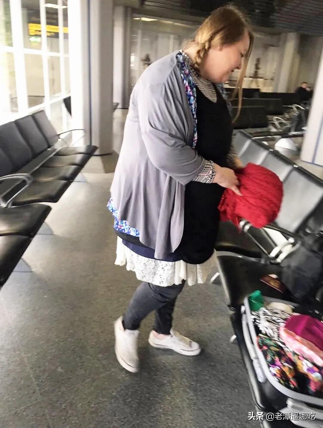 为了省下行李超重费，我穿了18条*裤内**