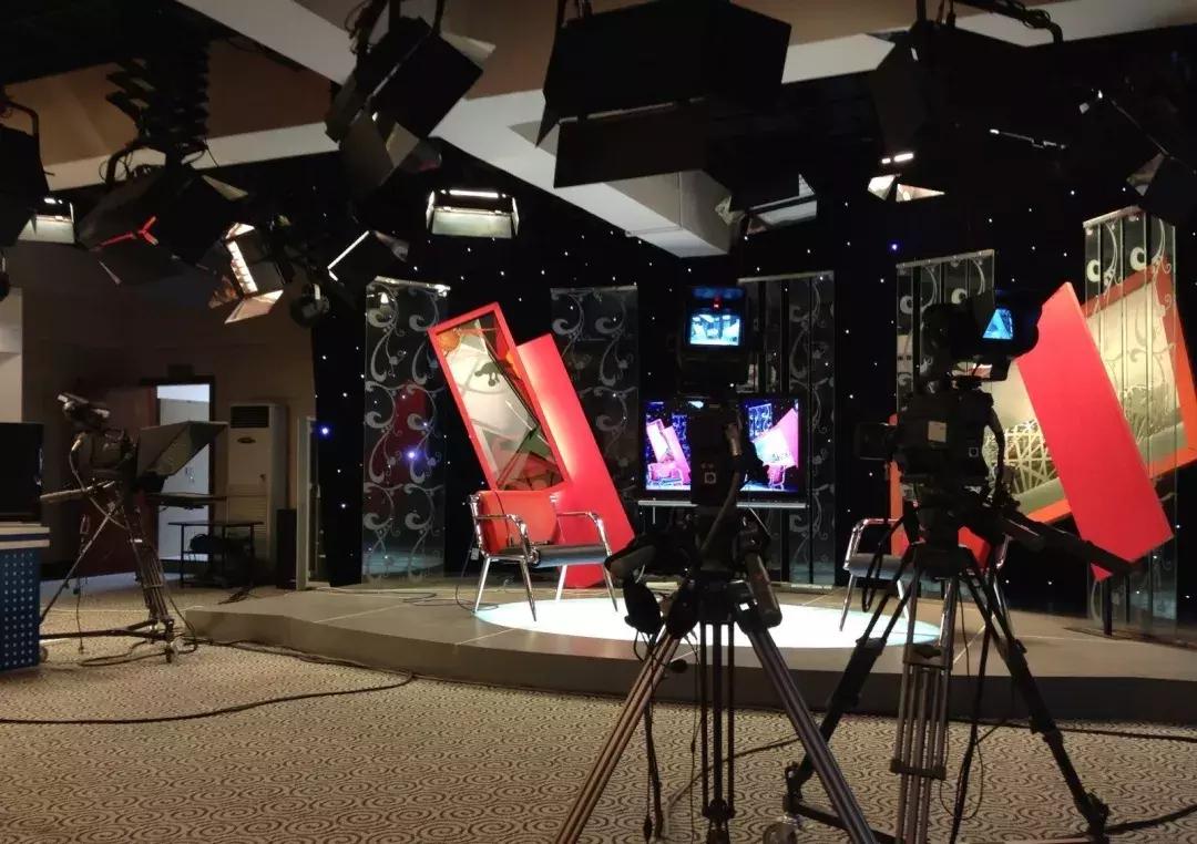 成体,一所靠“抓小偷”牢牢锁死热搜的学校