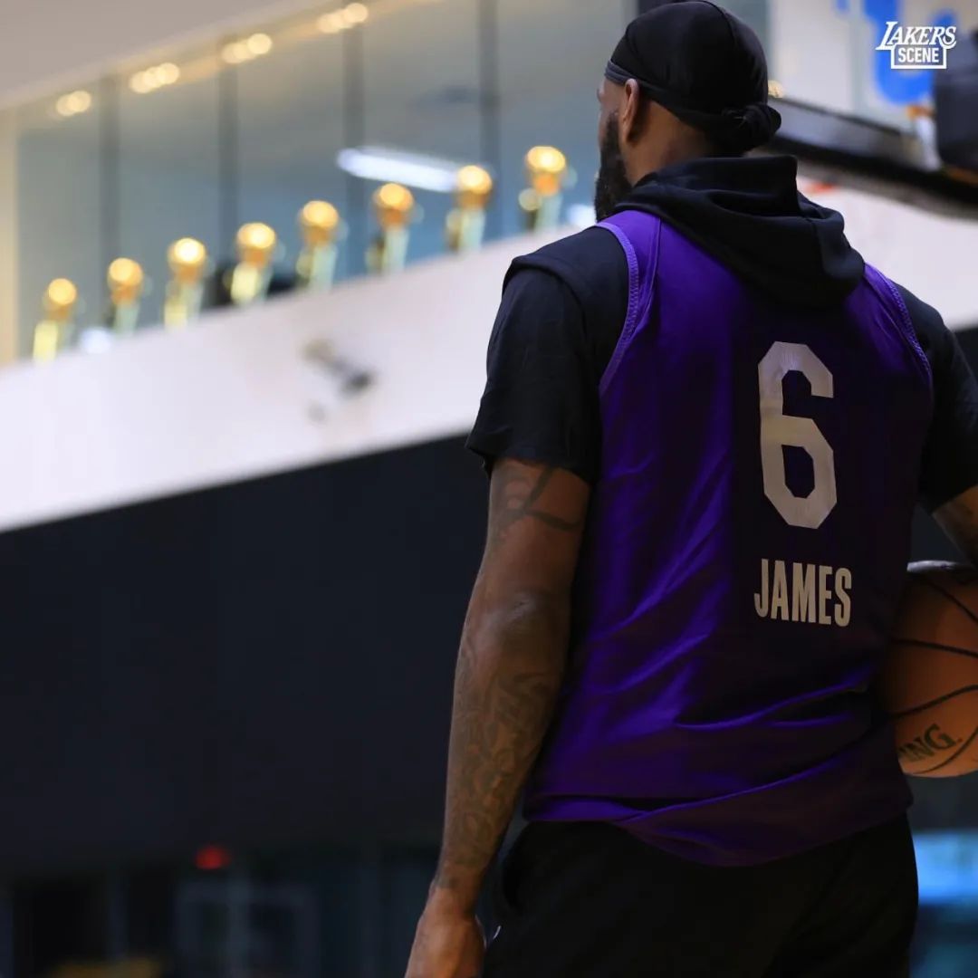 詹姆斯再创新纪录绝杀勇士,詹姆斯晒生涯首秀照