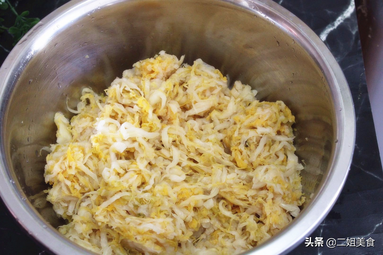 炖酸菜用不用先炒一下,炖酸菜要不要盖盖子