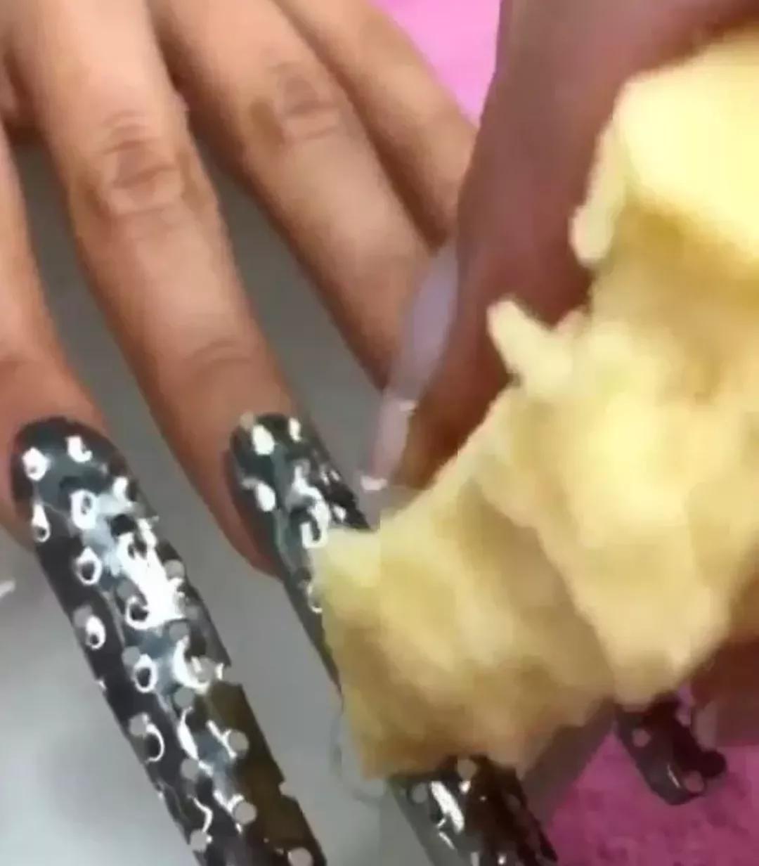 美甲师在吗？我被丑得睡不着觉