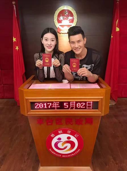 31岁嘎子晒全家福，娇妻把小儿子塞t恤里贴身抱？网友：不合适