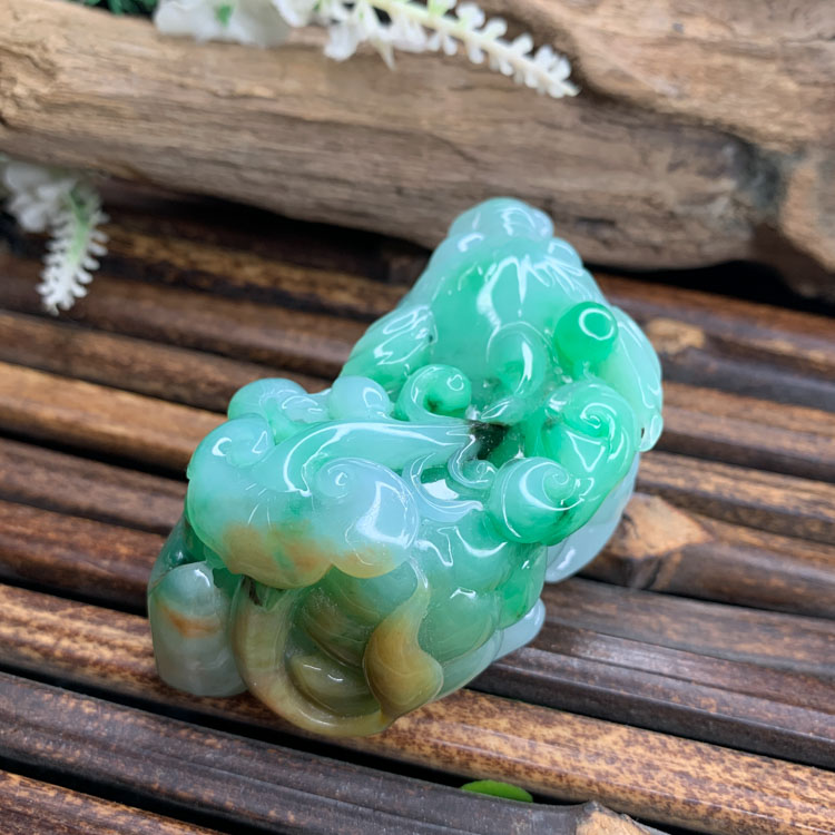 翡翠有白斑是什么原因,翡翠有白点对身体有害吗