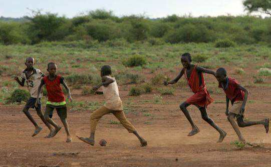 非洲黑人如果像美国黑人那样，吃穿不愁，会像美国黑人那么强壮吗