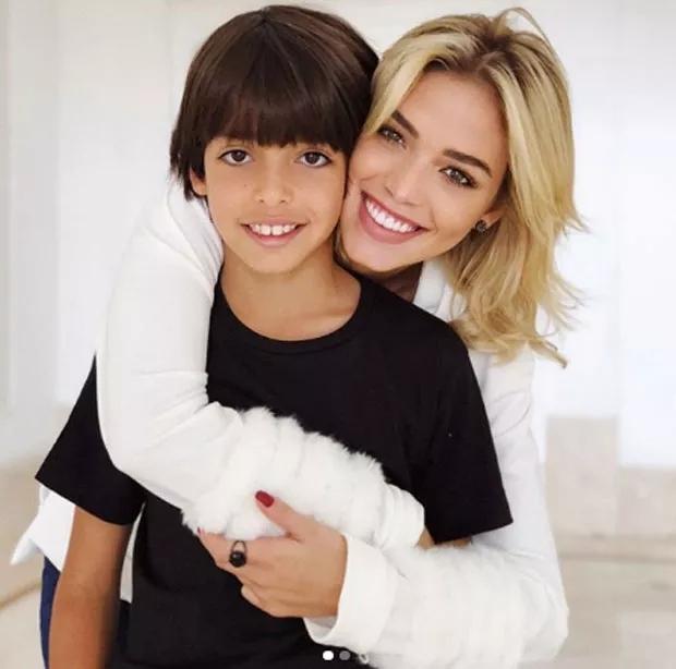 卡卡和2婚妻子秀恩爱!卡洛琳美若天仙!卡洛琳娜更是美艳不可方物